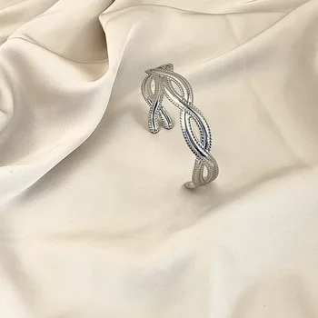 Ювелирный женский браслет серебристого цвета Модный и регулируемый женский браслет с удобным в носке открытым дизайном Идеальный подарок